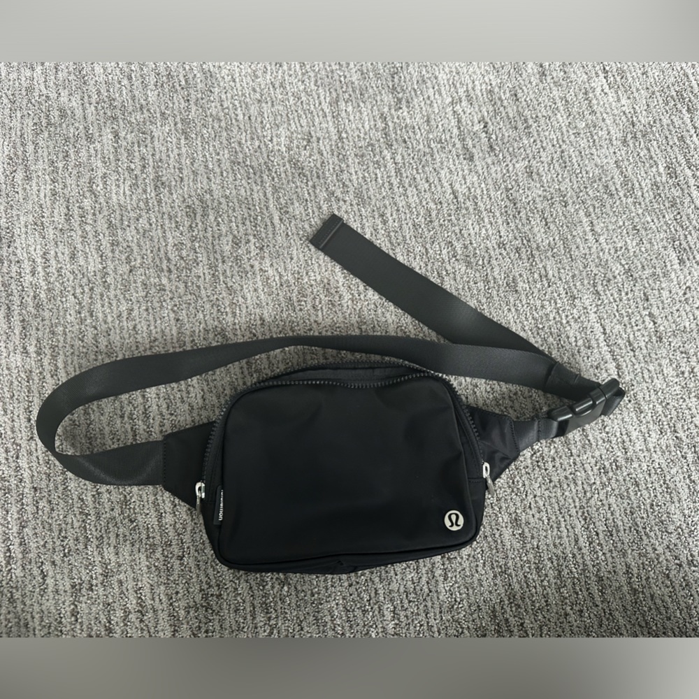 Like New Everywhere Belt Bag Large Black Crossbody
